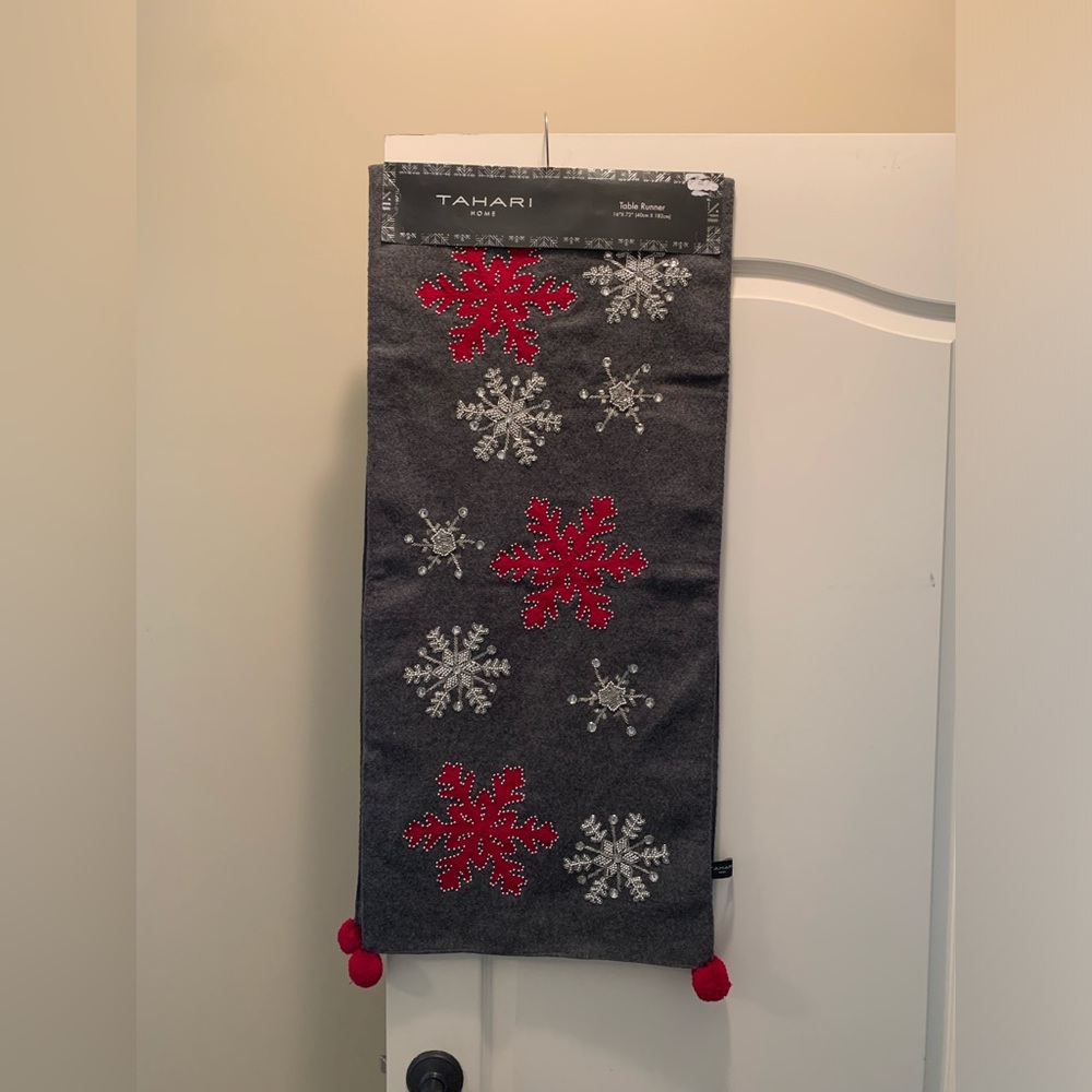 Tahari Christmas 🎅🏻 Table Runner NWT